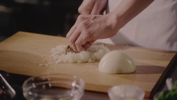 【動画】高橋一生が「氷結・世界地元メシ」で料理に挑戦