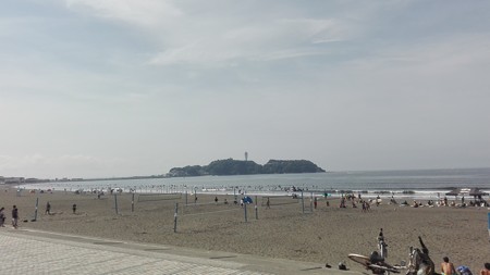 サーファーだらけの湘南の海岸(鵠沼海岸)と江ノ島