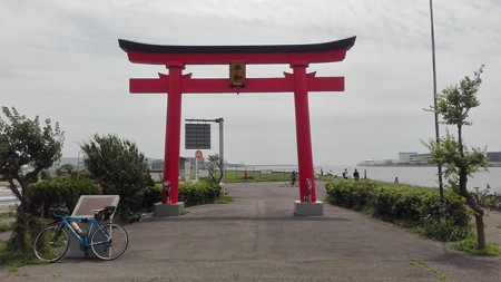 羽田空港 都市伝説の鳥居 でも平和だよ。
