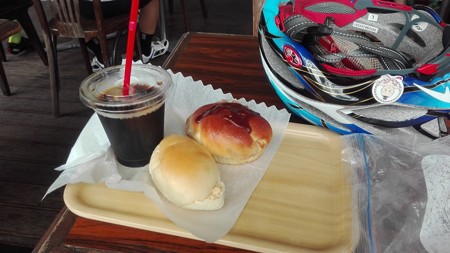 ピーナッツとシナモンののったパン