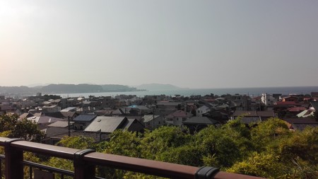 長谷寺から由比ガ浜を望む。