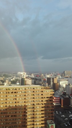 後ろを見ると二重虹。一瞬できえる。