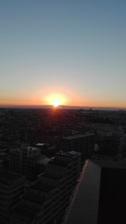 横浜ランドマークタワーから昇る初日の出