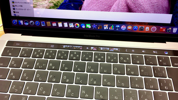 新MacBook Pro 13インチ Touch Bar搭載モデル - 2：Touch Bar（写真アプリ）
