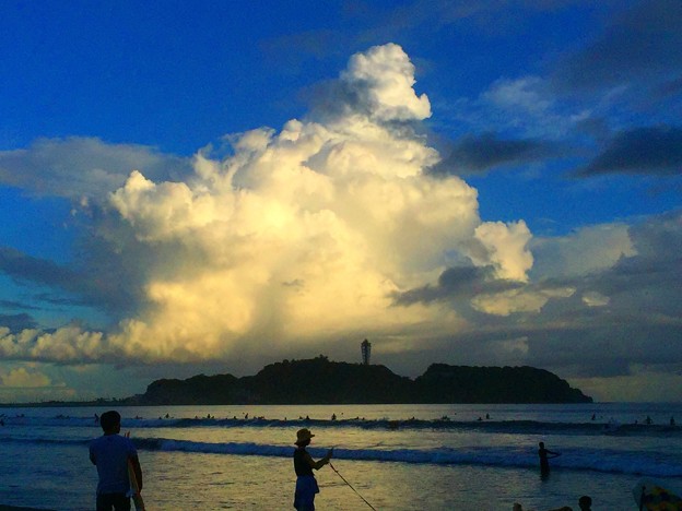 江ノ島と巨大な入道雲 湘南 藤沢 海 波 Wave Mysky Surfing Beach Photo Sharing Photozou