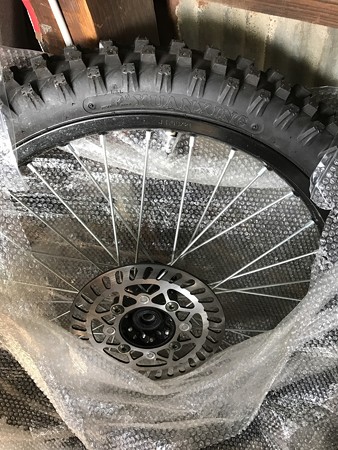 前輪のブレーキローターに付いているマグネットを付け替え