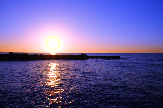 夕陽と防波堤