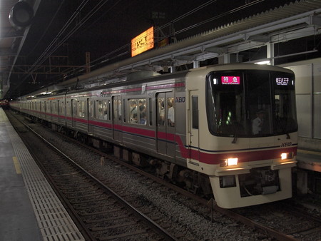 京王8000系特急 京王線明大前駅01