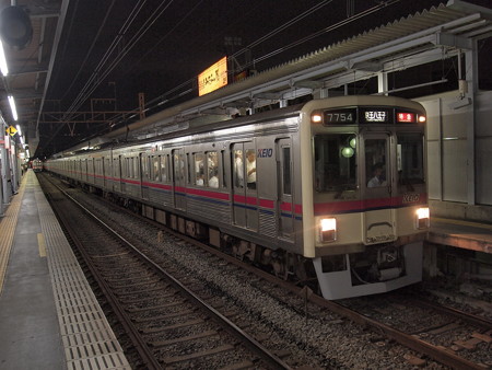 京王7000系特急 京王線明大前駅