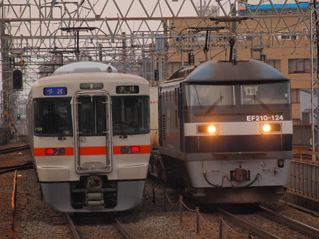 EF210貨物と313系快速 東海道本線尾張一宮駅