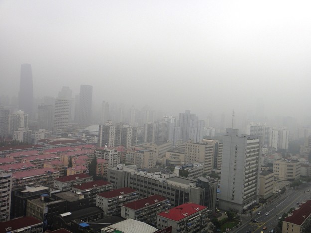 薄曇りの上海　正午