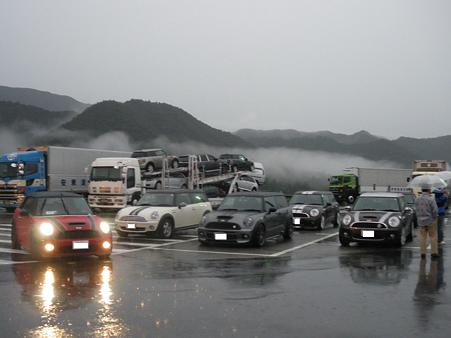 01.雨の談合坂SA