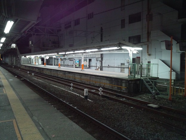 夜、列車が出て行きひとけのない西新井駅大師線ホーム。
