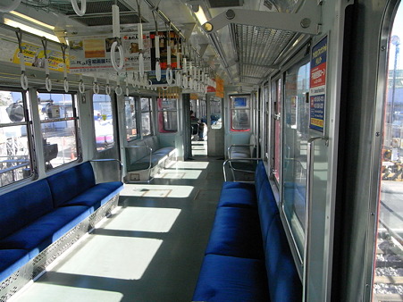 京急大師線の車内1