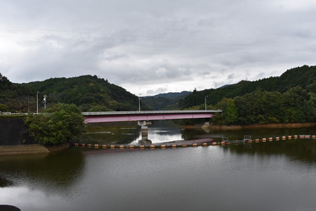 ダム湖と橋