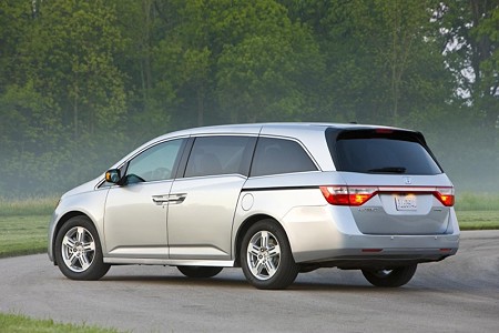 2011-Honda-Odyssey-Touring-Elite-Rear-Angle-View-800x533