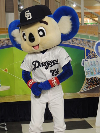 手に何か隠し持つドアラ。