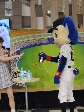 お姉さんを攻撃。