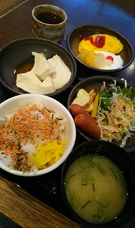朝食バイキング。