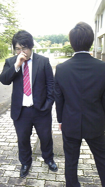 キモ男とイケメン男の後ろ姿 写真共有サイト フォト蔵
