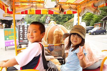 客は自分らのみ、と言うことで子供達は最前列に