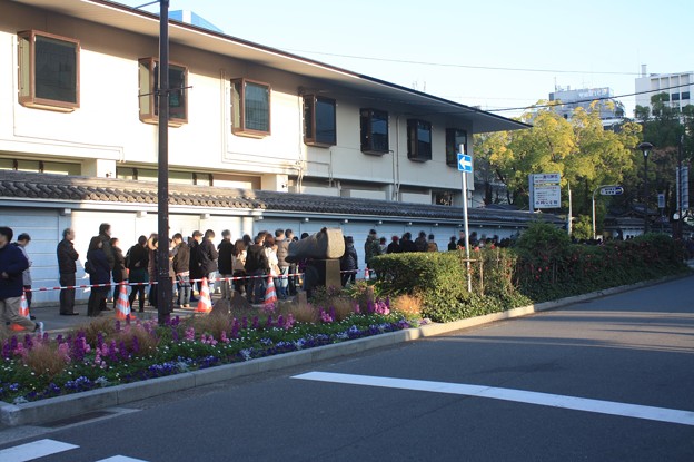 湊川神社の参拝の人達であふれる行列
