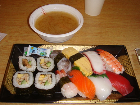 お寿司　５５０円　えびの出し味噌汁付き