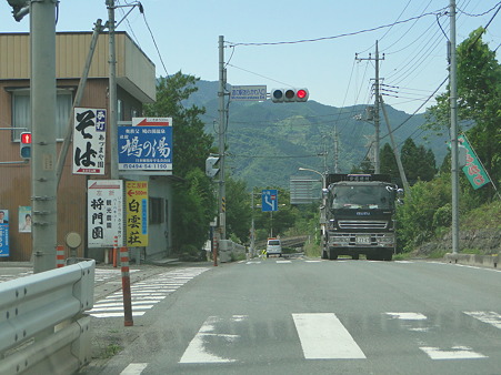 武甲山　を越えて甲府盆地へ向かう