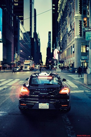 Porsche-Panamera-S-E-Hybrid-goes-for-night-drive-in-New-York-6