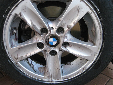 ホイールの鉄粉除去中