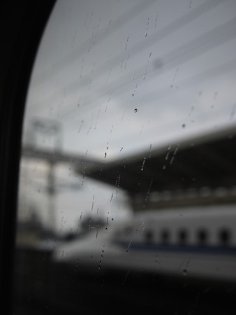 米原駅停車中、雪降ってました(車内もなんだか寒かった)