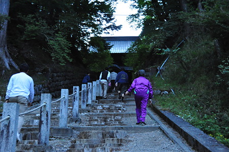ご来光を拝みに山門前へ