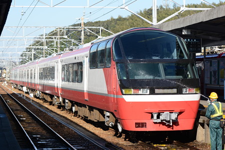 河和駅にて