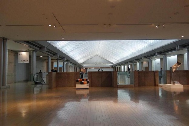 横浜美術館内