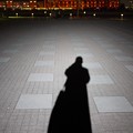 平日の夜の横浜で作る自分の影