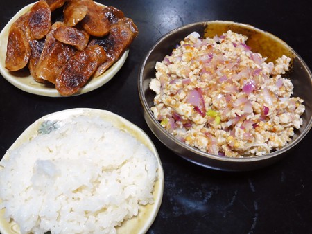 ラープ・ガイと餅米と魚肉の腸詰め