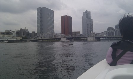 勝鬨橋を望む