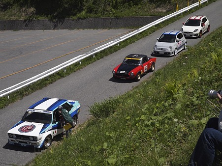 旧い車も新しい車も