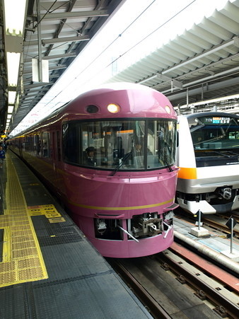 485系「宴」とE233系(新宿駅)2