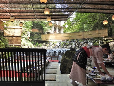 貴船荘 川床07 きびきびと準備する仲居さん