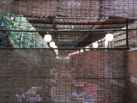 貴船荘 川床12 よしず張りの向こうに続く会場