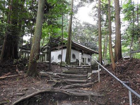 鞍馬寺05 奥の院 魔王殿 寺紋は天狗の羽団扇に見えるね~