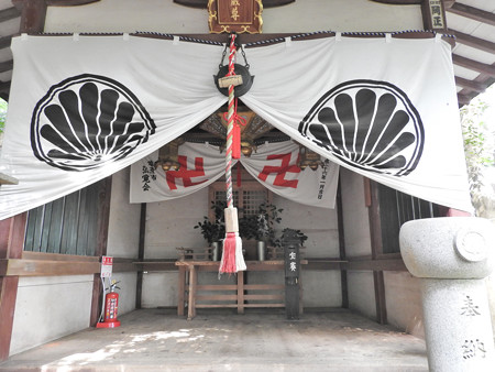 鞍馬寺27 革堂地蔵尊 黒の寺紋に紅白の卍