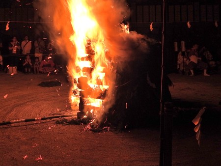 狸谷山不動院 火渡り祭05 燃えさかる炎