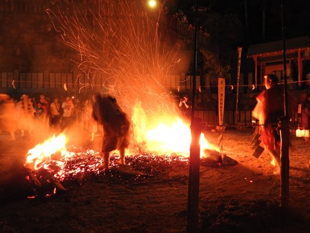 狸谷山不動院 火渡り祭24 火床作り