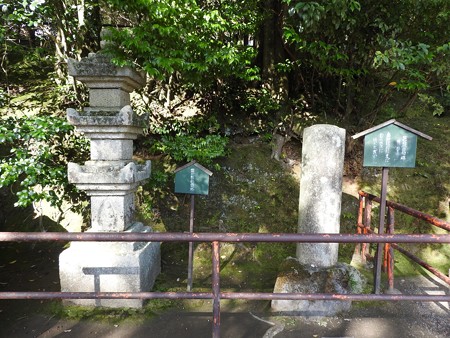 石山寺58 紫式部供養塔と芭蕉の句碑
