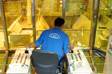 2016.10.05　塵焼却工場（発電所）　ごみピット　クレーンで攪拌