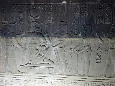 170214-10ホルス神に乳を飲ませるイシス神