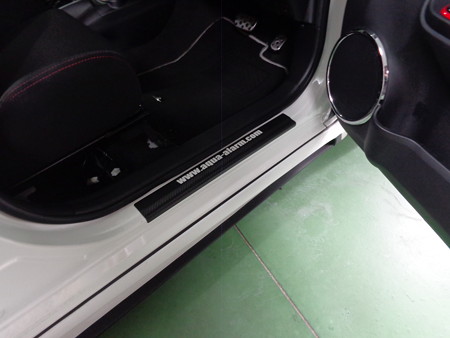 トヨタＡＱＵＡ　ドアステップ傷防止フィルム２
