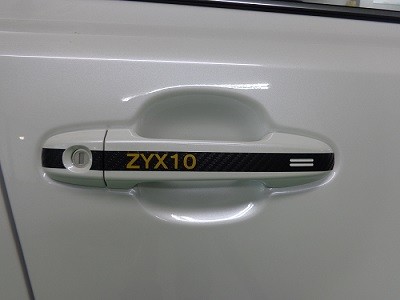 DSC09421 400Ｃ－ＨＲ　ドアハンドルカーボンシート　型式ロゴ　ゴールド